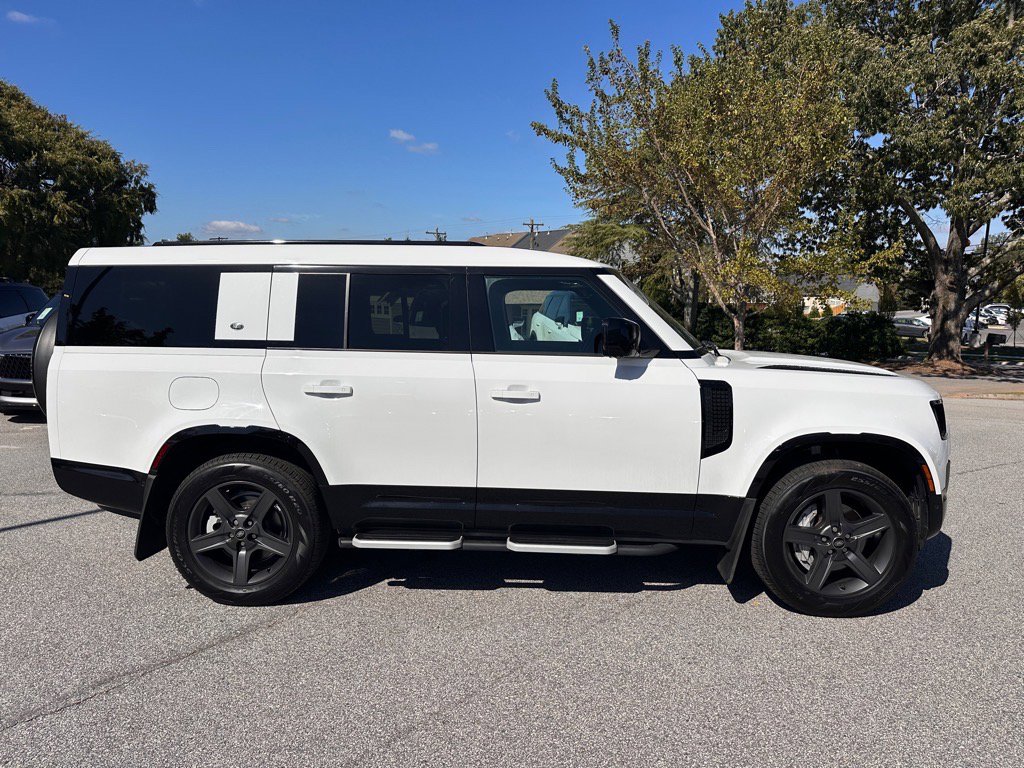 2023 Land Rover Defender 130 X-Dynamic SE photo 2