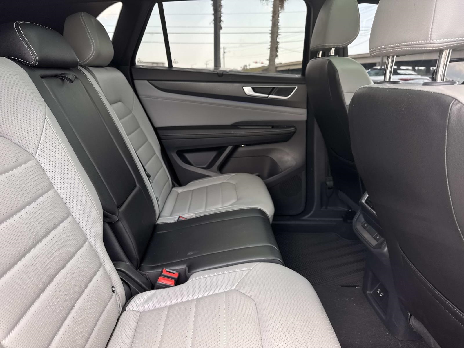 2024 Volkswagen Atlas Cross Sport SEL R-Line photo 8