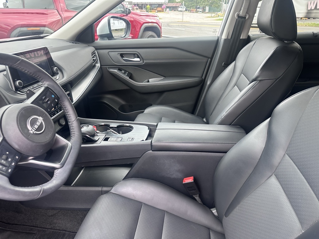 2024 Nissan Rogue SV photo 3