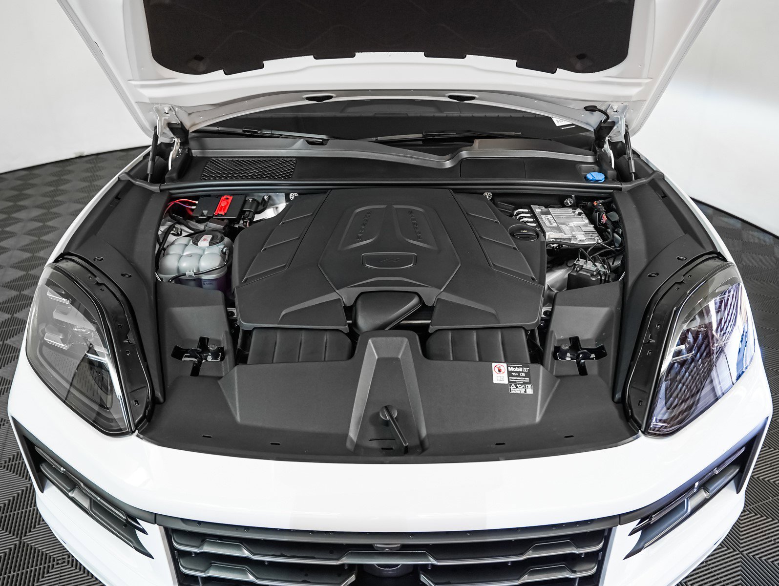 2025 Porsche Cayenne photo 13