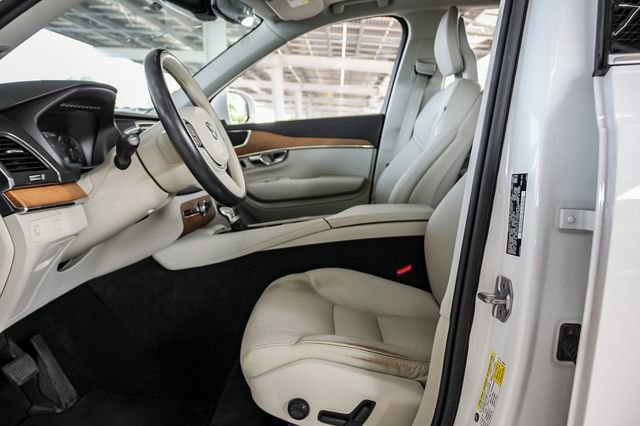 2021 Volvo XC90 Momentum photo 9
