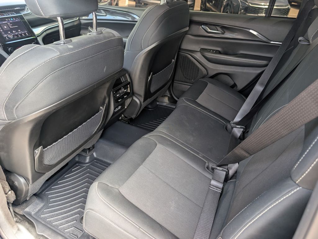 2023 Jeep Grand Cherokee Laredo photo 14