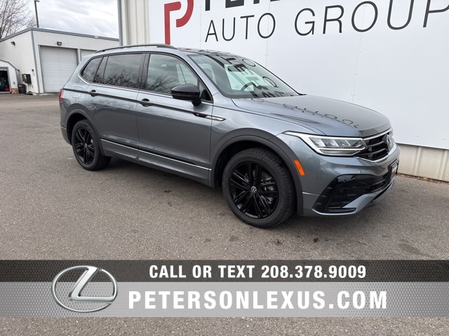 2022 Volkswagen Tiguan SE R-LINE BLACK's photo