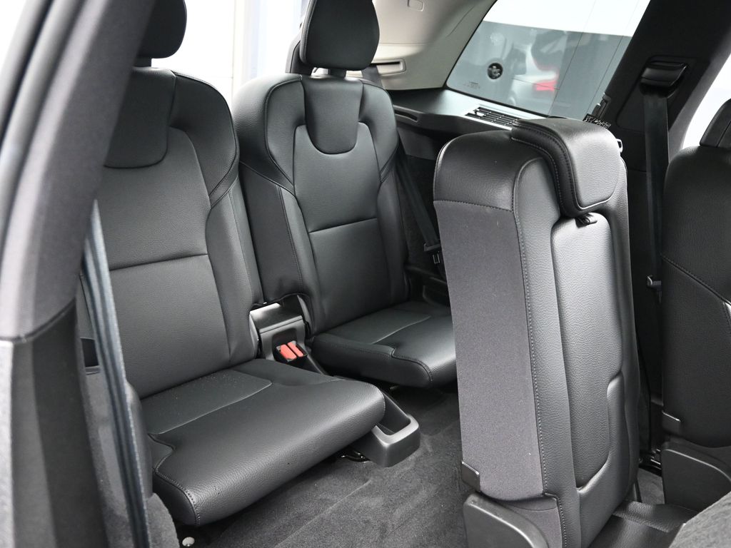 2022 Volvo XC90 T6 Momentum photo 11