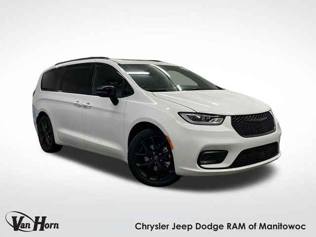 2026 Chrysler Pacifica Select's photo