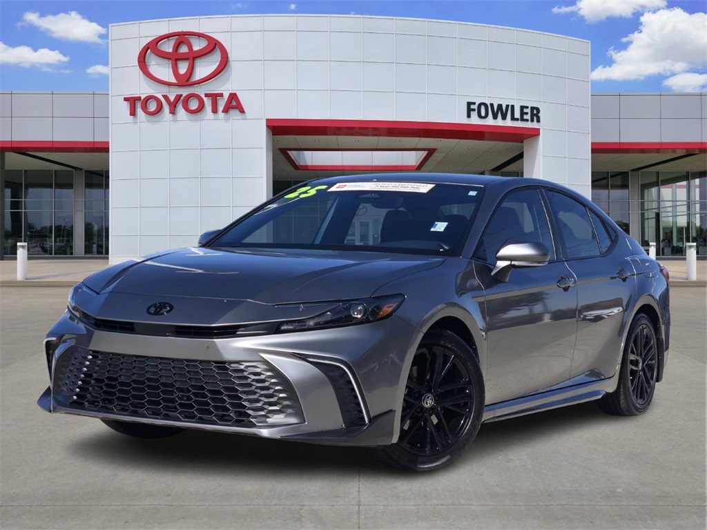 2025 Toyota Camry SE's photo