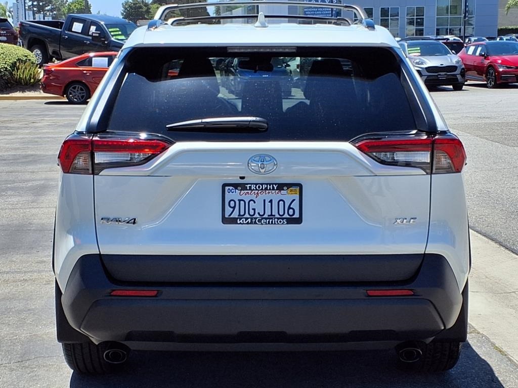 2022 Toyota RAV4 XLE Premium photo 5