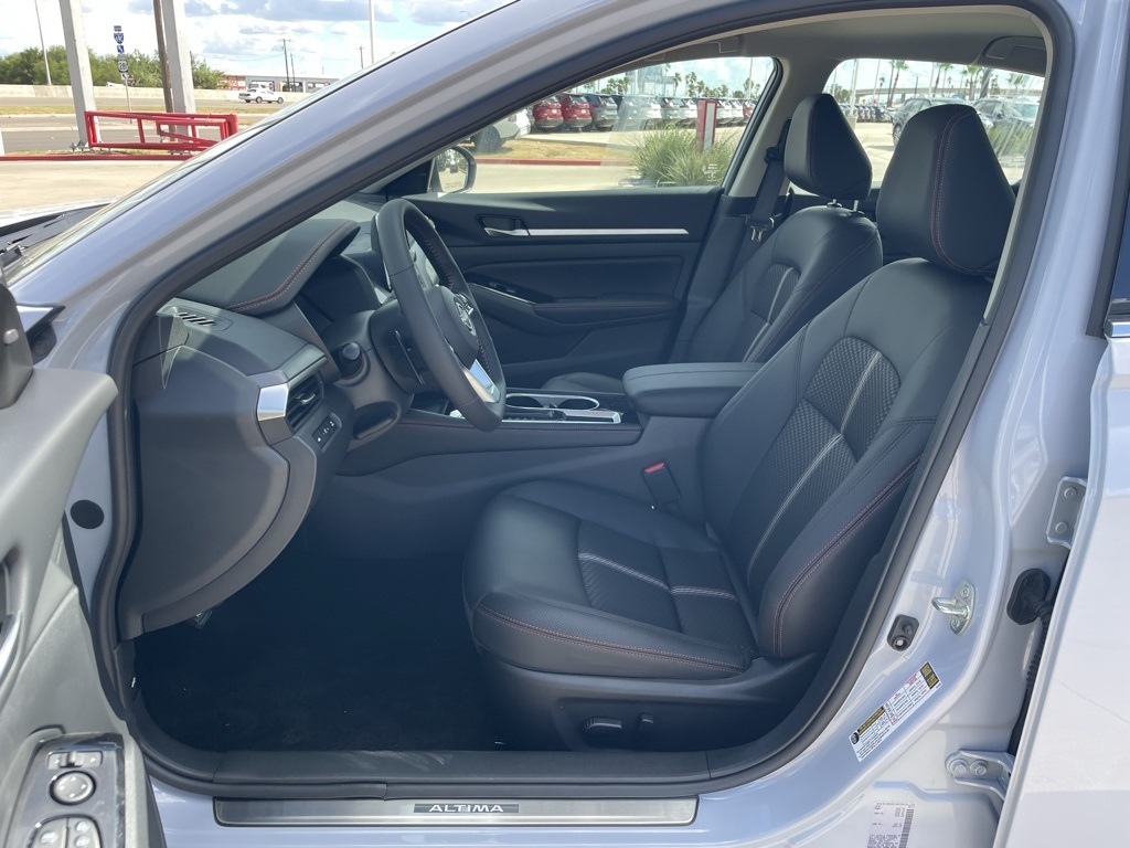 2025 Nissan Altima SR photo 13