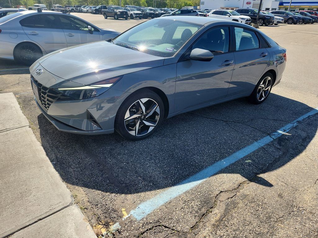 2023 Hyundai Elantra SEL photo 3