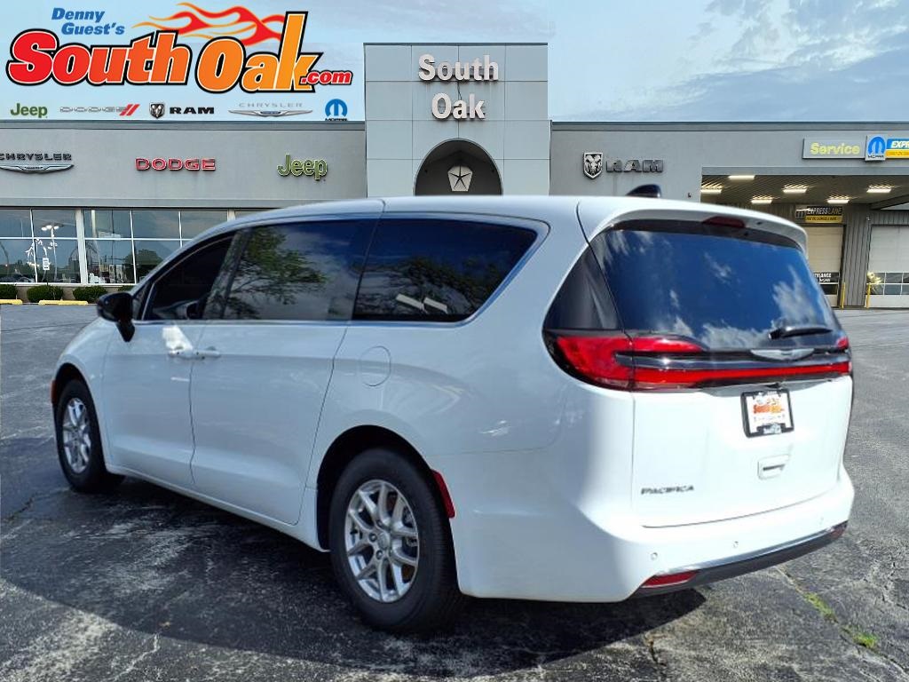 2026 Chrysler Pacifica photo 4