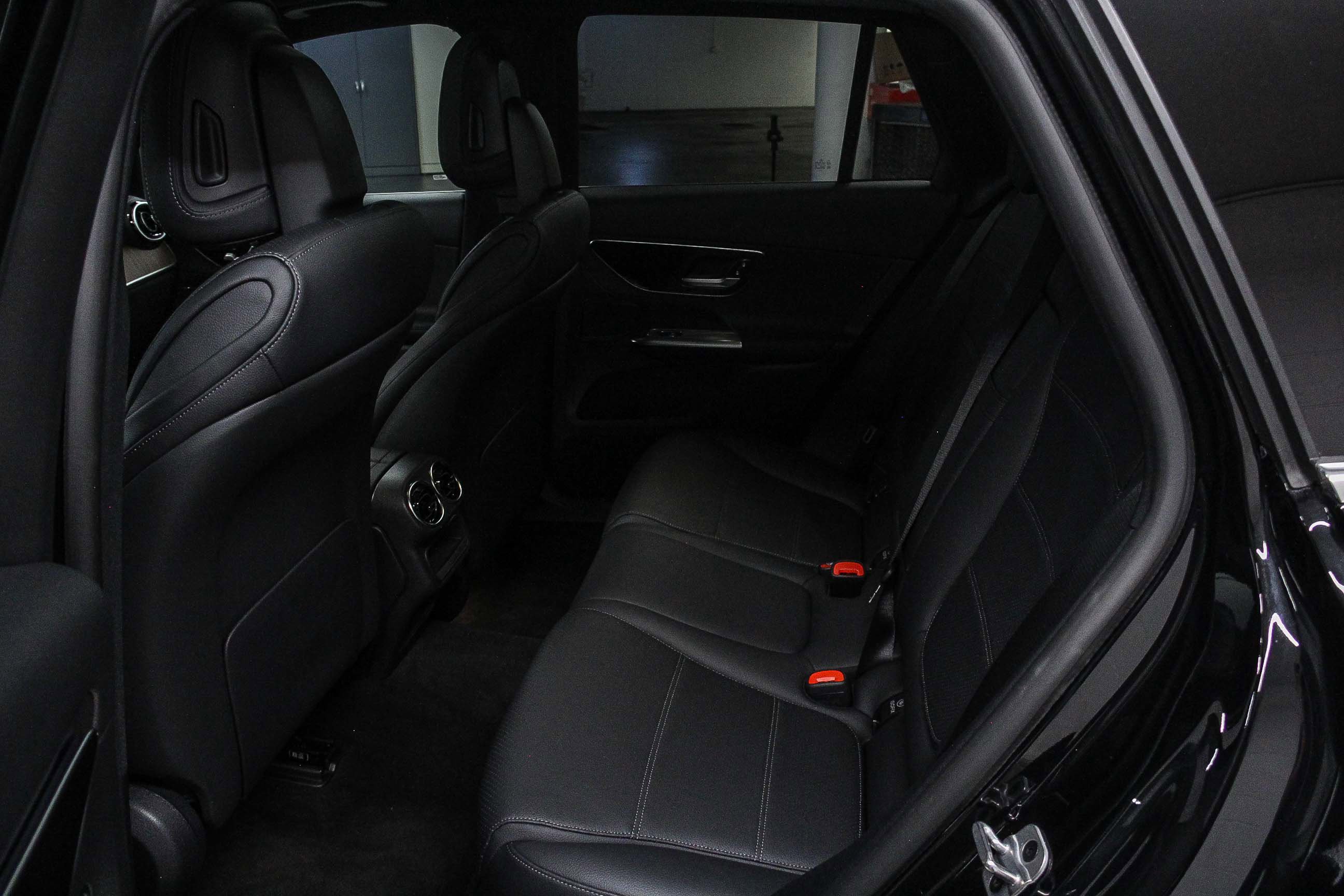 2025 Mercedes Benz GLC 300 photo 15