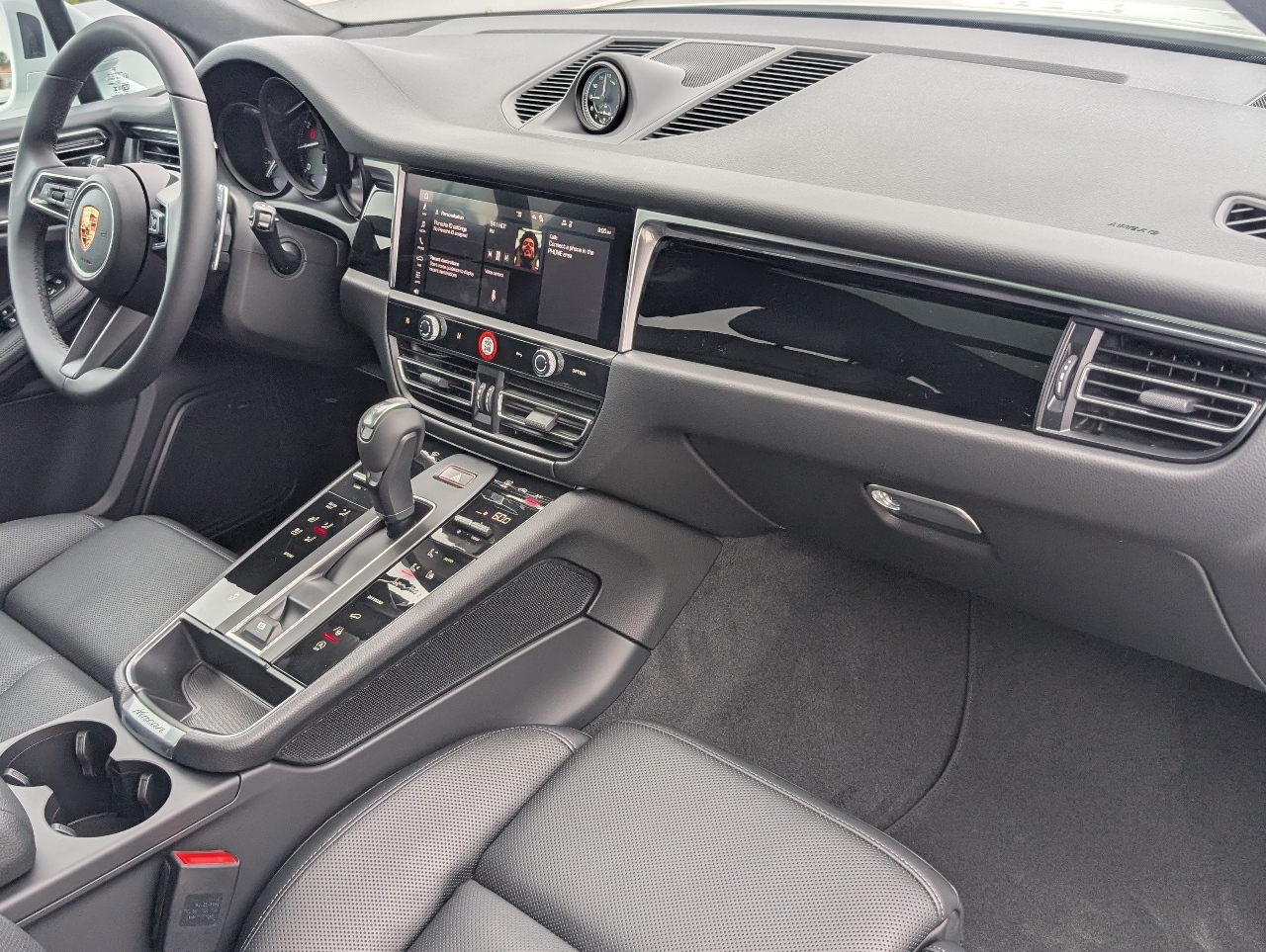 2025 Porsche Macan T photo 12