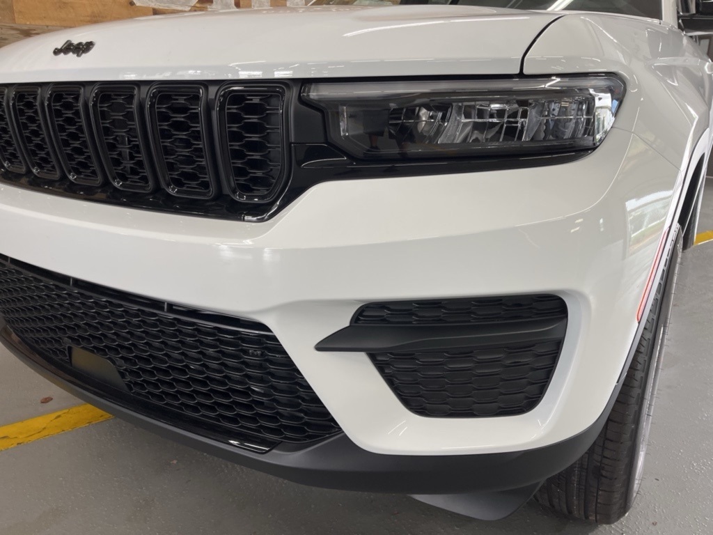 2025 Jeep Grand Cherokee Laredo Altitude photo 4