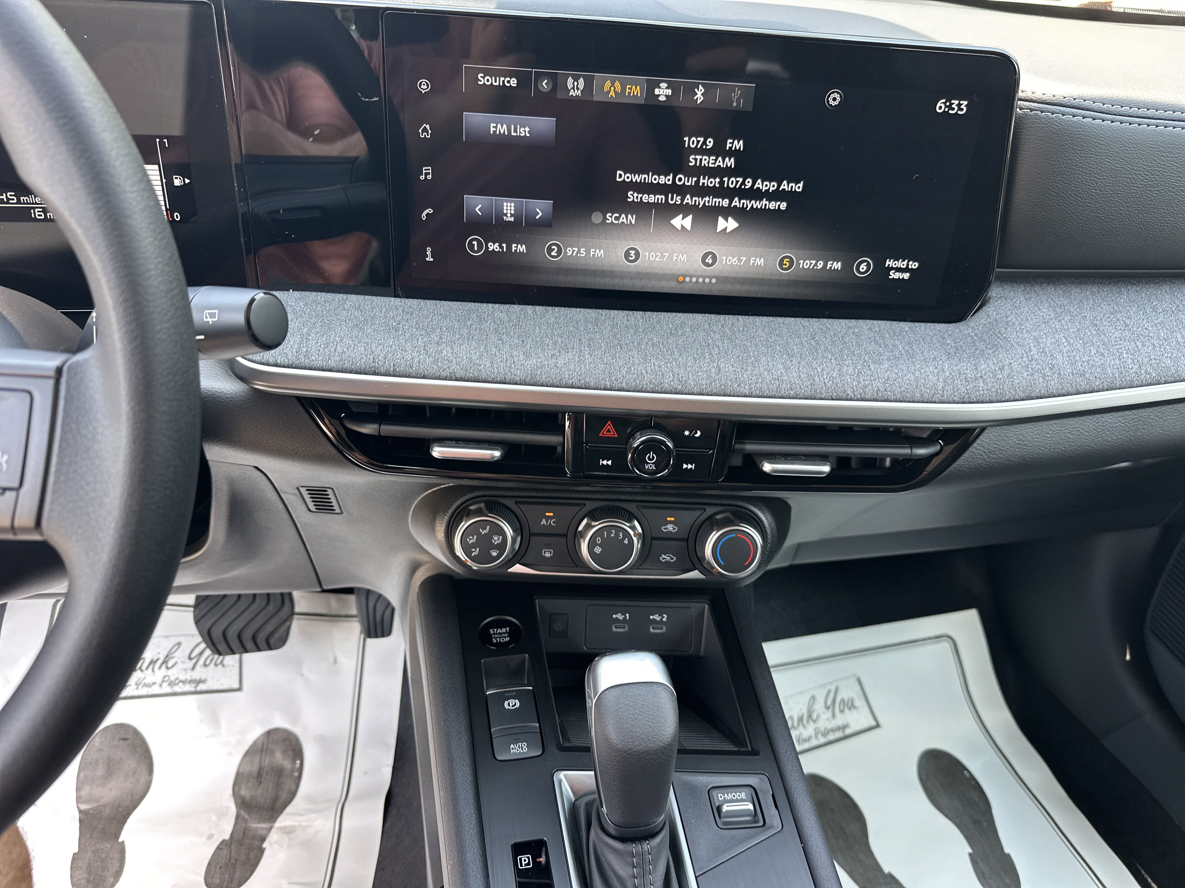 2025 Nissan Kicks SV photo 10
