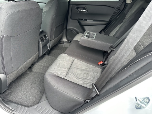 2025 Nissan Rogue SV photo 15