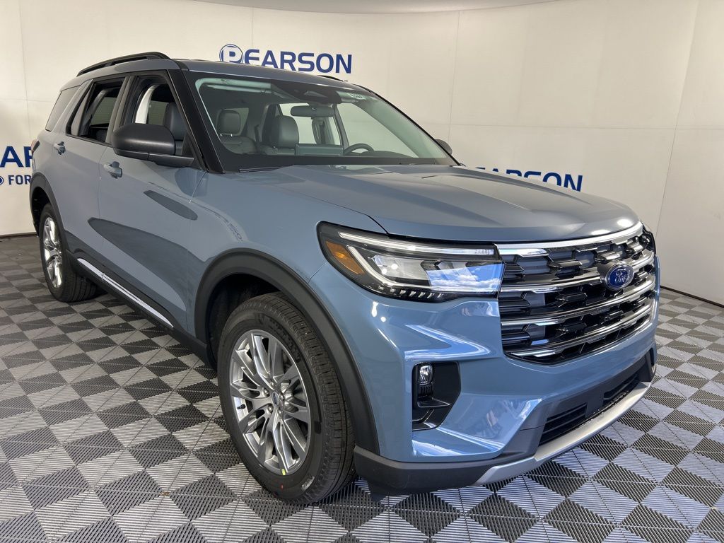 2025 Ford Explorer photo 3