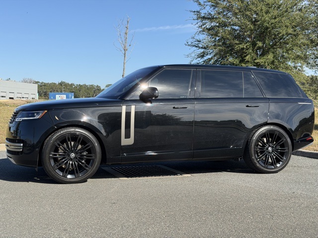 2023 Land Rover Range Rover SE photo 3
