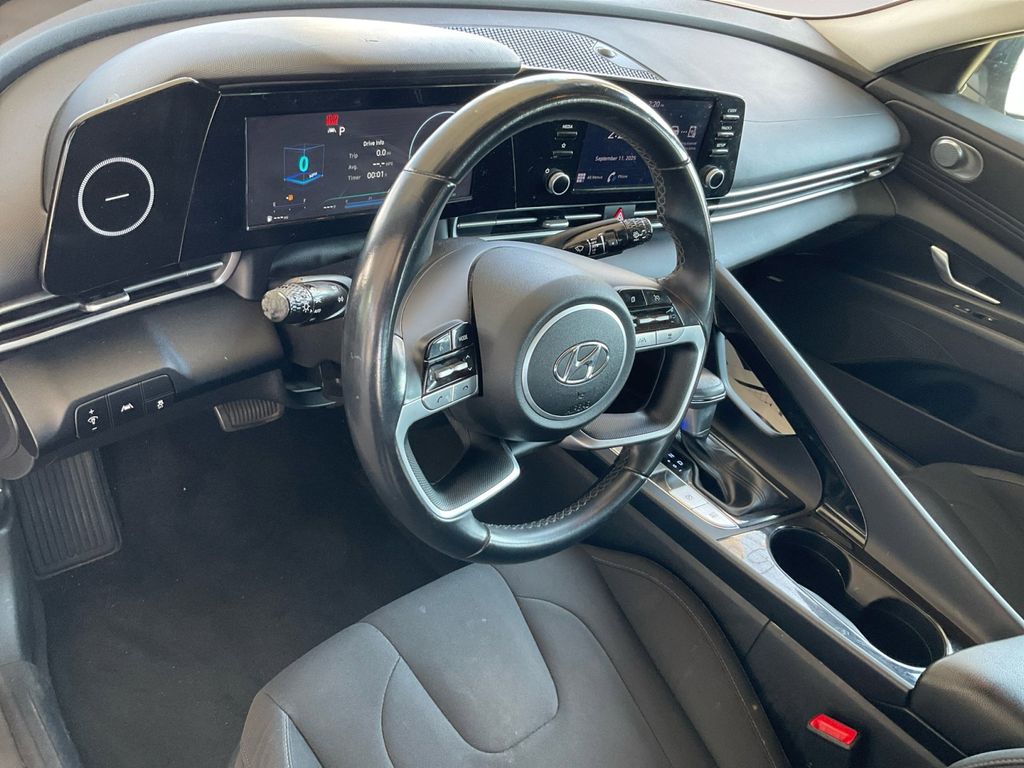 2022 Hyundai Elantra SEL photo 15
