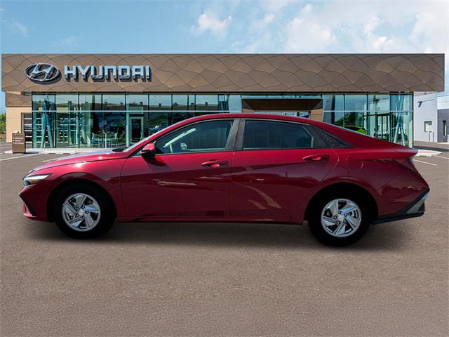 2025 Hyundai Elantra SE photo 3