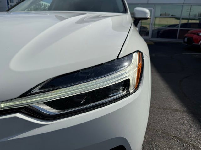 2021 Volvo XC60 T5 Momentum photo 8