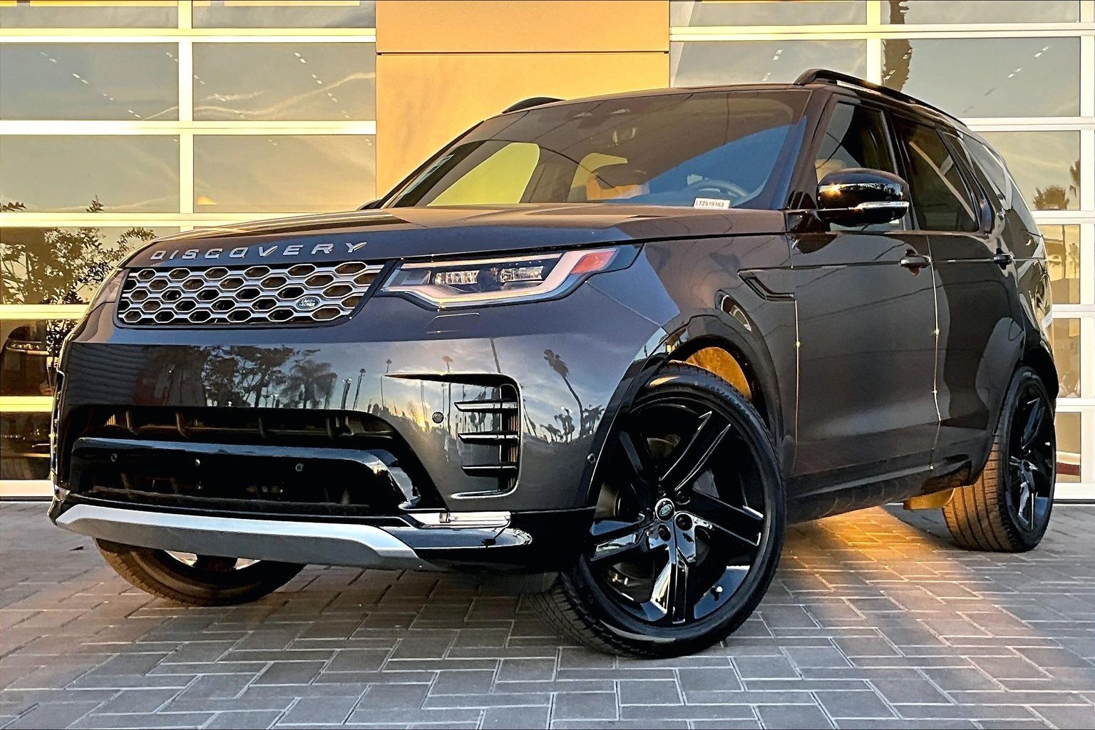 2026 Land Rover Discovery Tempest Edition's photo