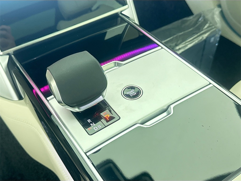 2025 Land Rover Range Rover SE photo 13