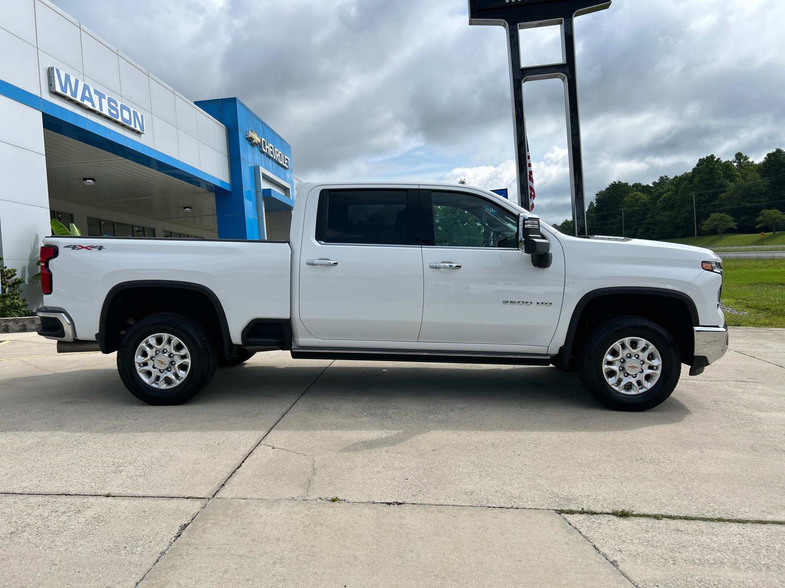 2024 Chevrolet Silverado 3500HD LTZ photo 3