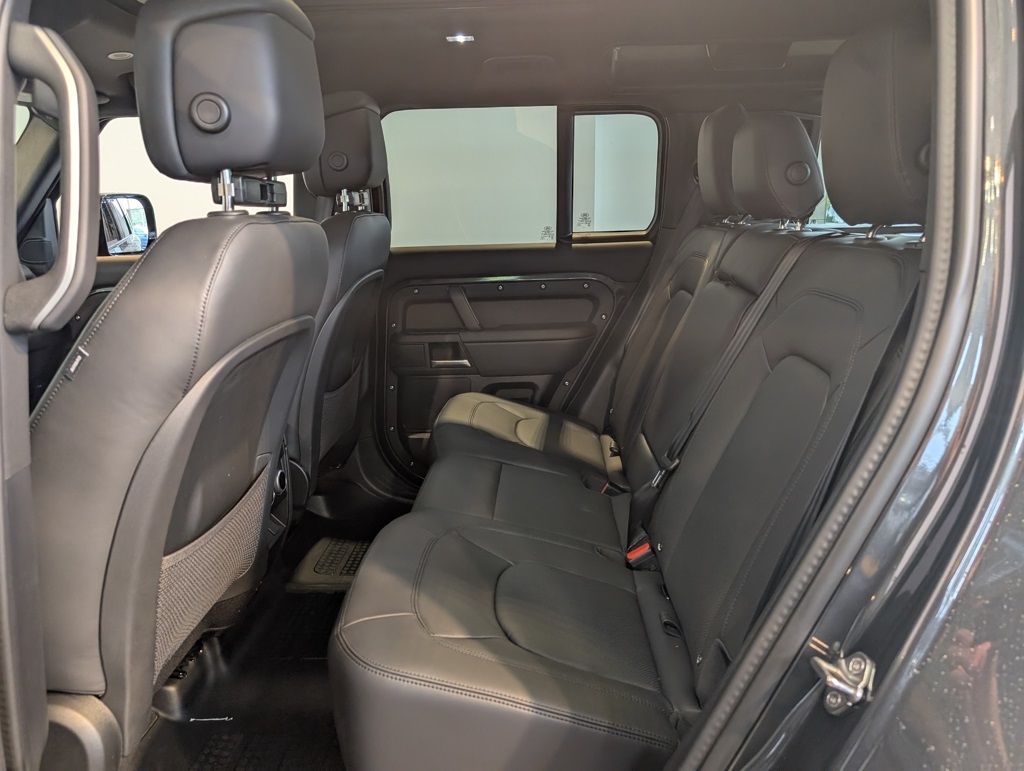 2025 Land Rover Defender 110 X-Dynamic SE photo 23