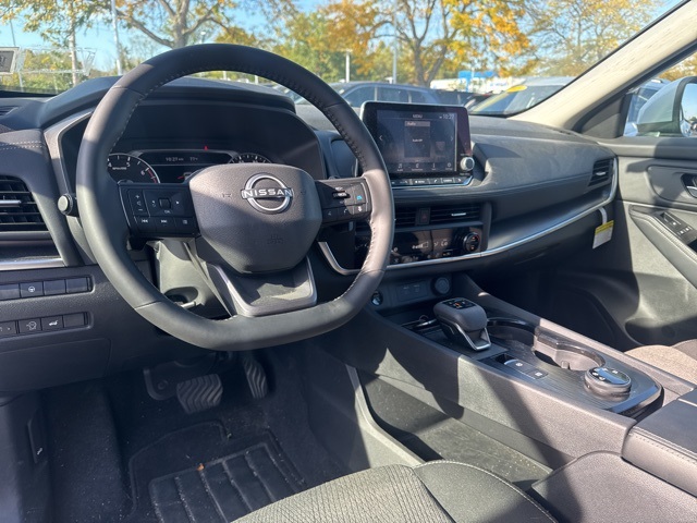 2025 Nissan Rogue SV photo 4
