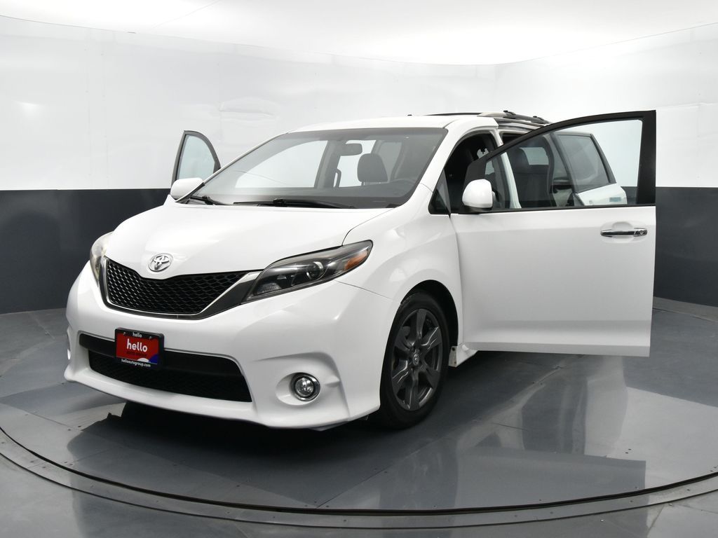 2017 Toyota Sienna SE photo 32