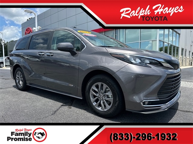 2024 Toyota Sienna XLE's photo