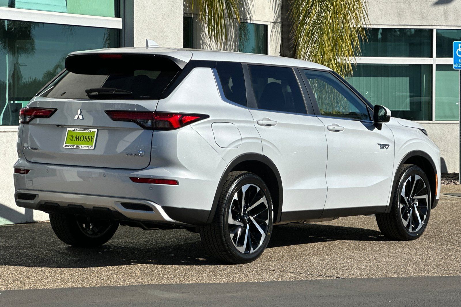 2025 Mitsubishi Outlander PHEV SE photo 4