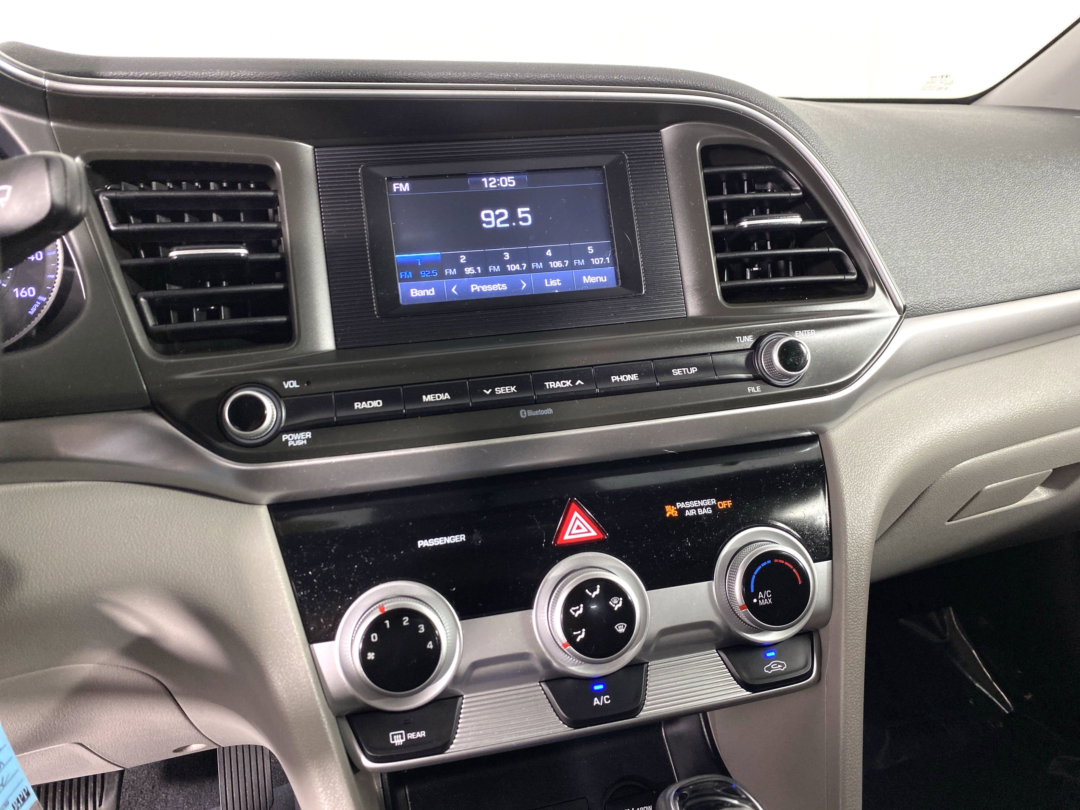 2019 Hyundai Elantra SE photo 4