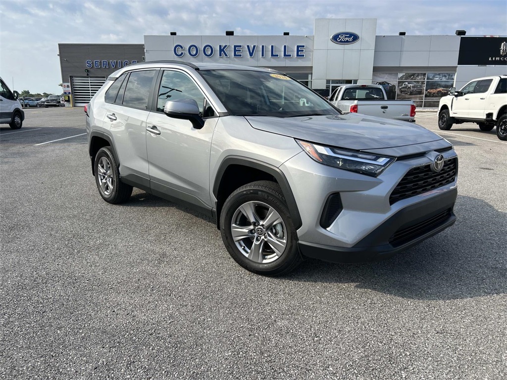 2024 Toyota RAV4 XLE photo 2