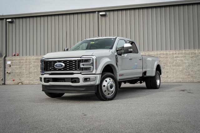 2026 Ford F-450 Super Duty Platinum's photo