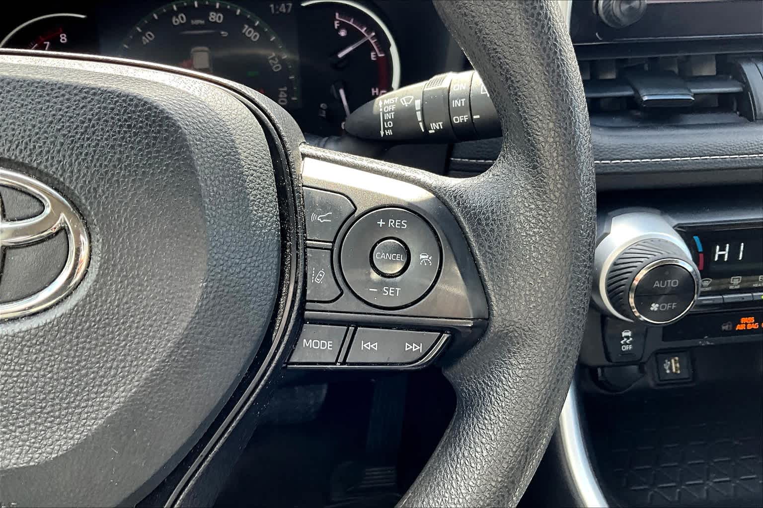 2023 Toyota RAV4 XLE photo 22