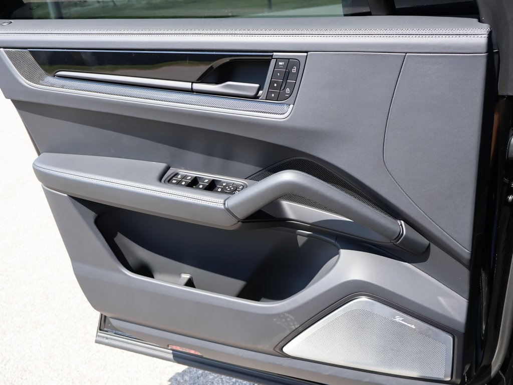 2024 Porsche Cayenne E-Hybrid Coupe Turbo photo 30