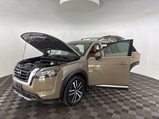 2023 Nissan Pathfinder Platinum photo 11