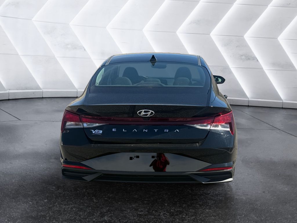 2023 Hyundai Elantra SEL photo 5