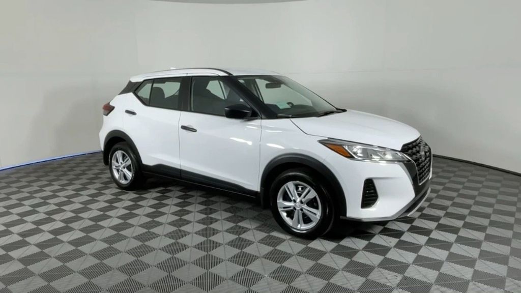 2025 Nissan Kicks Play S photo 2
