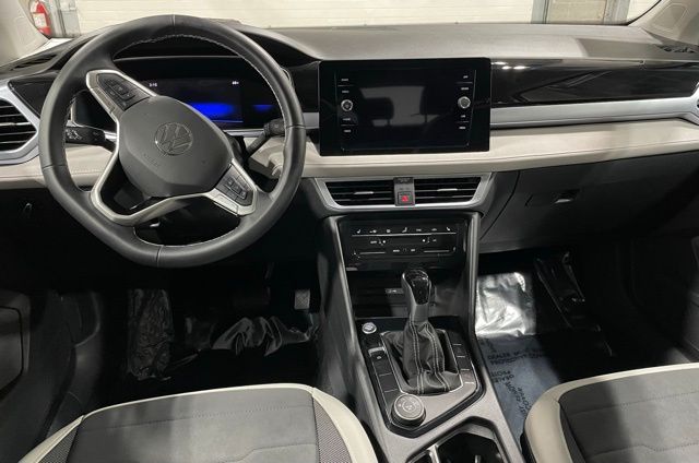 2025 Volkswagen Taos SE photo 13