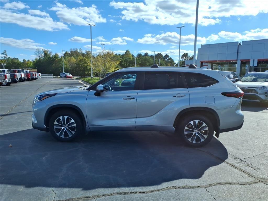 2024 Toyota Highlander Hybrid XLE photo 2