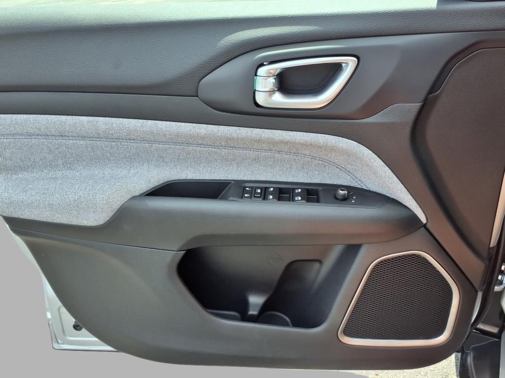 2025 Jeep Compass North Edition Latitude photo 14