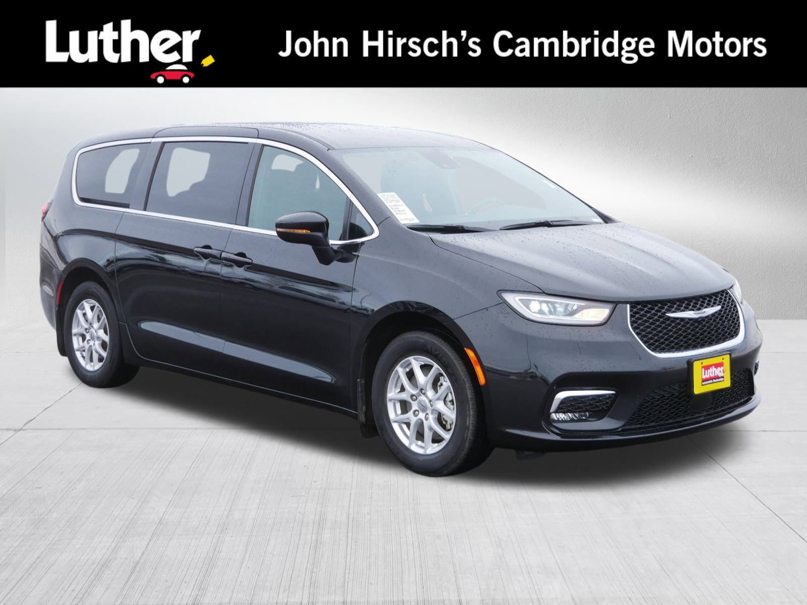 2023 Chrysler Pacifica Touring's photo