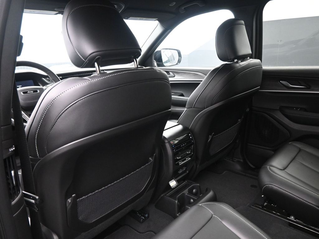 2025 Jeep Grand Cherokee Limited photo 3