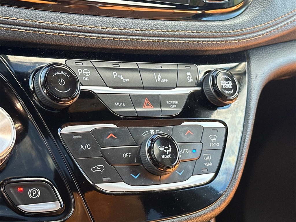 2021 Chrysler Pacifica Hybrid Pinnacle photo 18