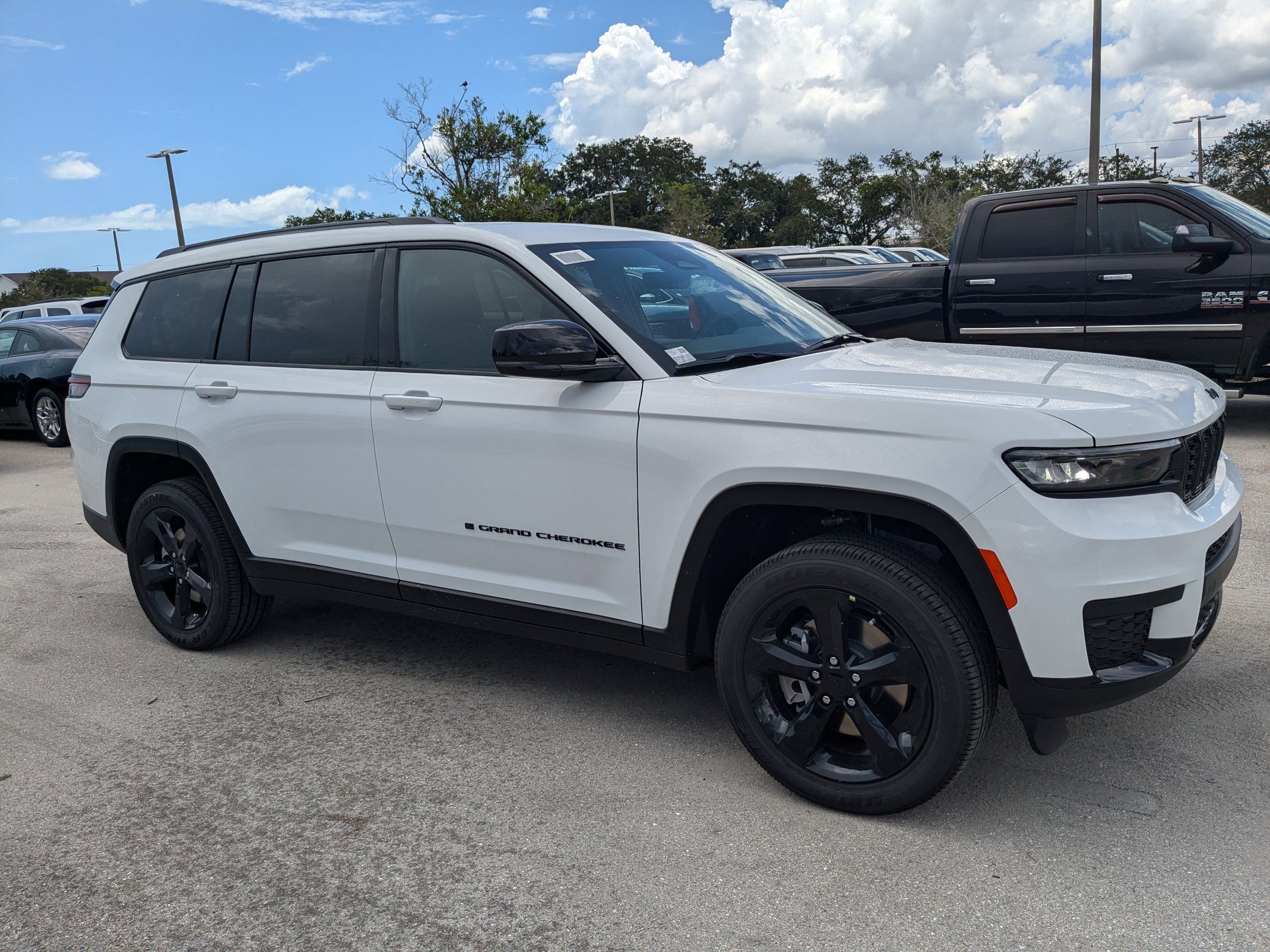 2025 Jeep Grand Cherokee Altitude photo 2