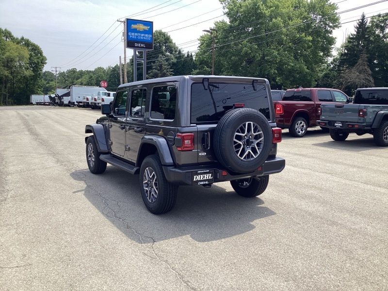 2025 Jeep Wrangler Sahara photo 4