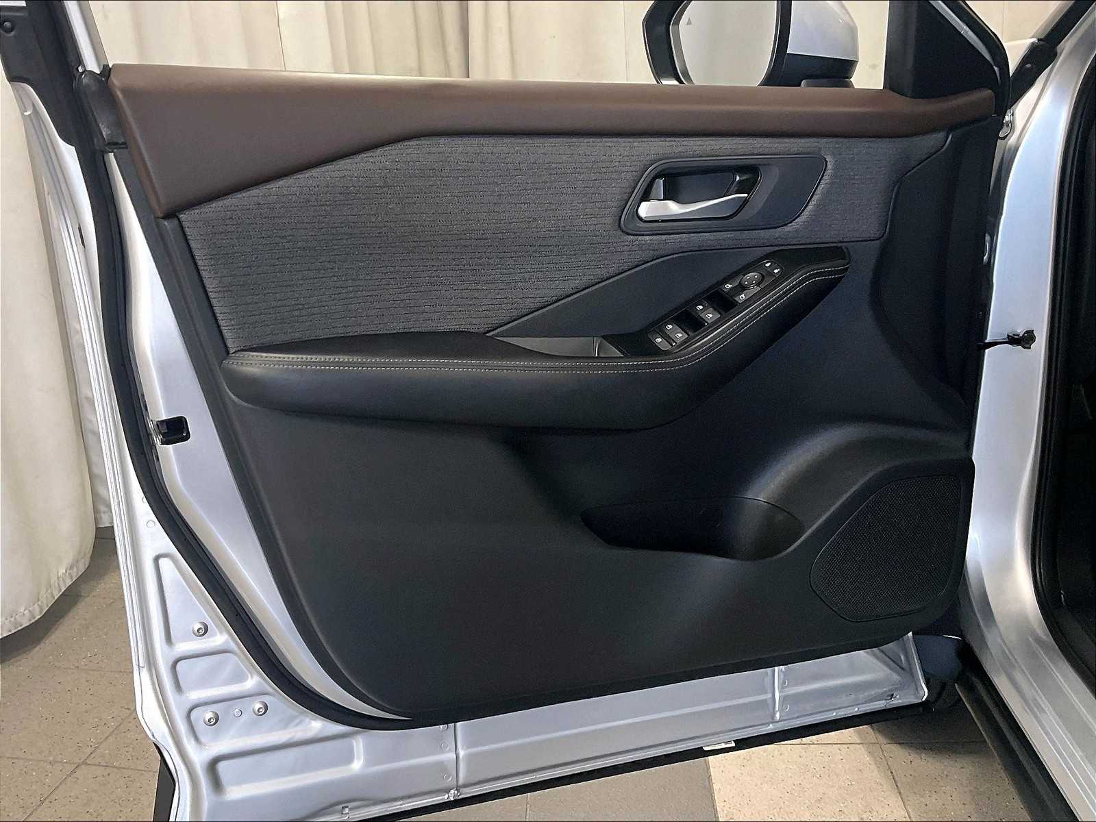 2023 Nissan Rogue SV photo 6