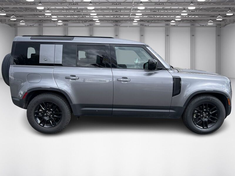 2024 Land Rover Defender 110 S photo 4